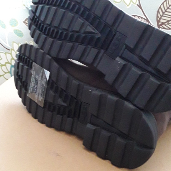 Ugg - Picture 5 of 8